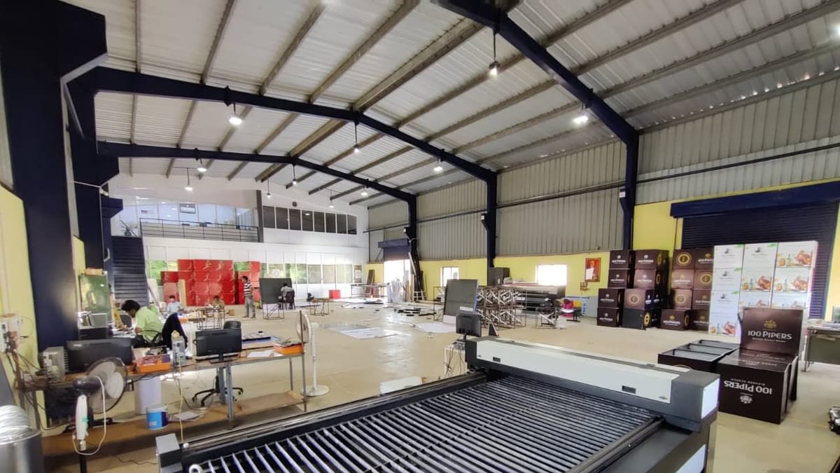Wide flatbed laser cutting bed on the production floor